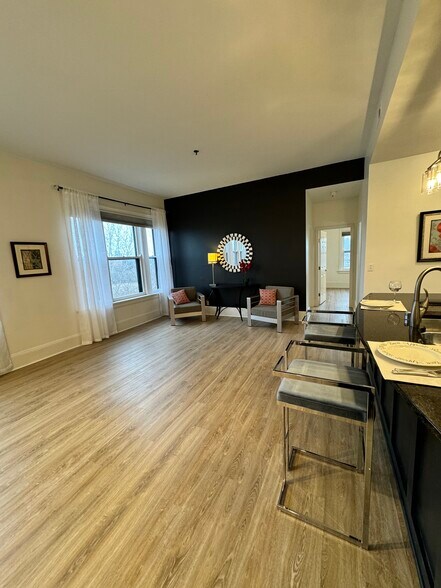 Building Photo - 803 E 6th St