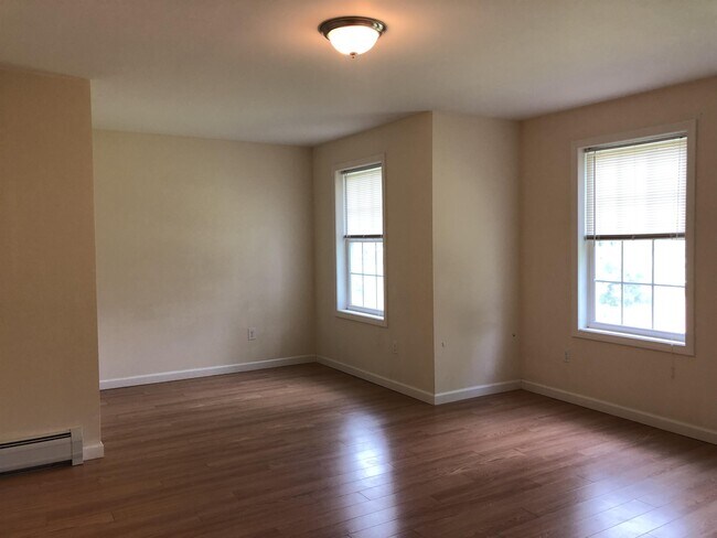 Building Photo - 201 Middle St