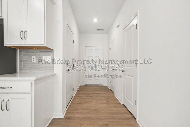 Building Photo - 826 Earhart St NW