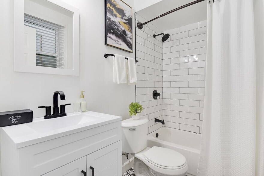 Building Photo - 1255 Raum St NE