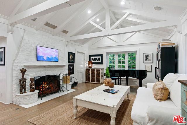 Building Photo - 1760 Nichols Canyon Rd