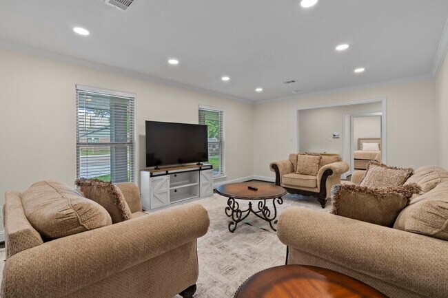 Building Photo - 2402 Chimney Rock Rd
