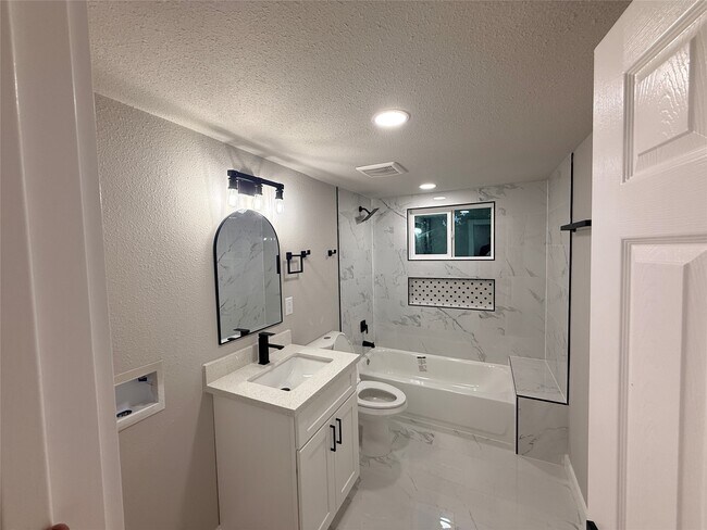 Building Photo - 5238 Pease St