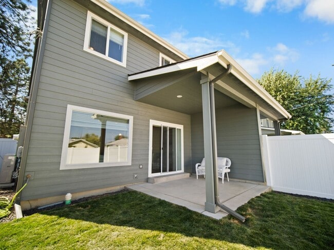 Building Photo - 3-Bedroom Home with Private Garage and Fen...