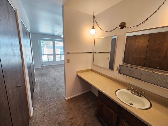 Building Photo - Great 3 Bed / 2 Bath Duplex in Millcreek