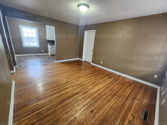 Building Photo - $1,050 - 3 bedroom/ 1 bathroom Single Family Home