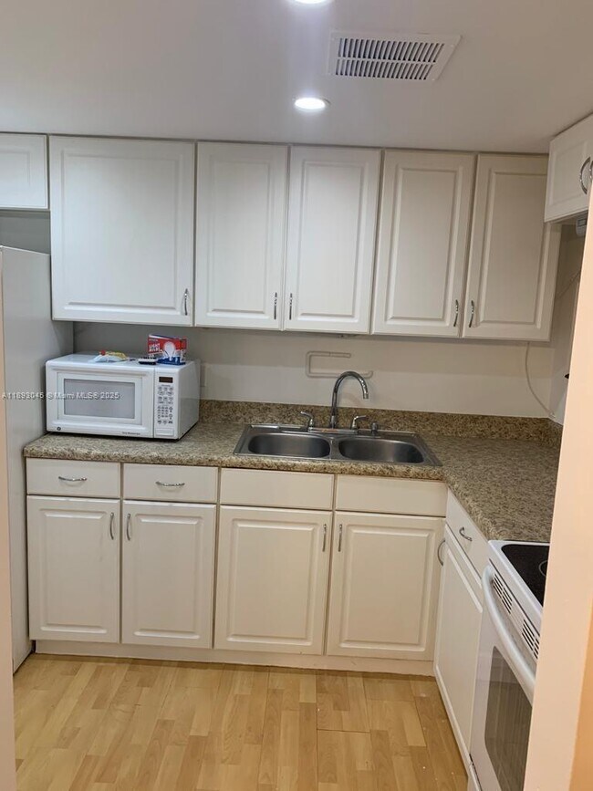 Building Photo - 3730 Inverrary Dr