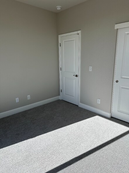 Building Photo - 3040 Vaughn Wy