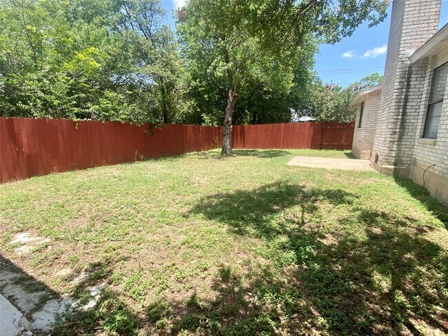 Building Photo - 1202 Meadgreen Dr