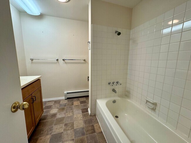Building Photo - 3345 Mt Vernon Ct