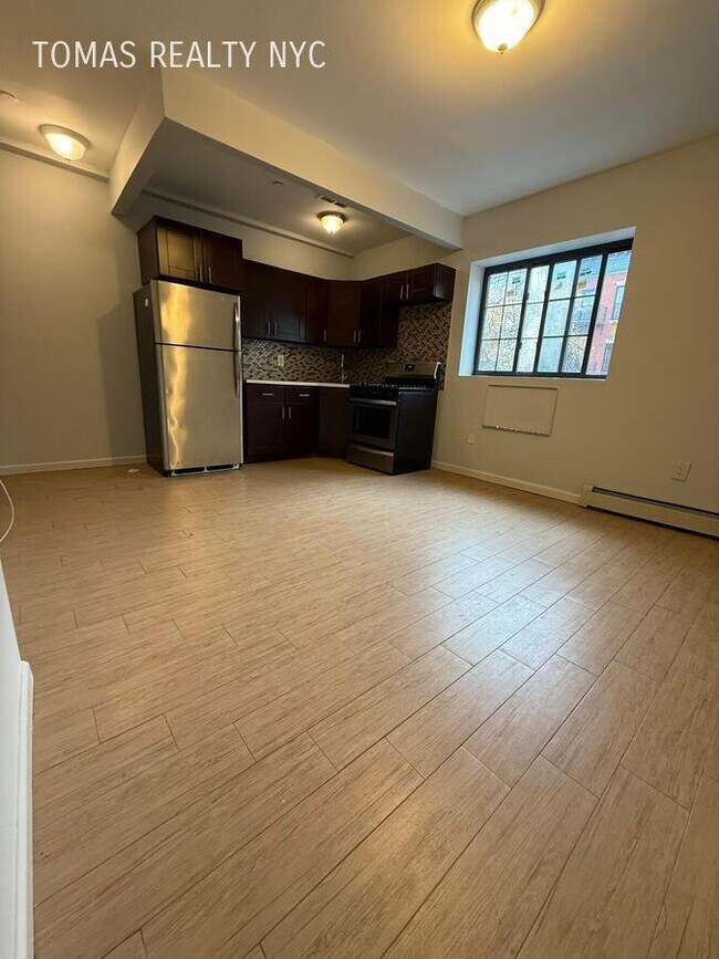 Building Photo - 727 E 181st St