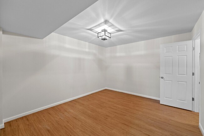 Building Photo - Embrace Elegant Living in Gainesville!