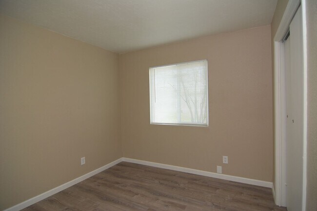 Building Photo - Recently Remodeled 2 Bedroom 1 Bath Fourplex! Great Central Location!
