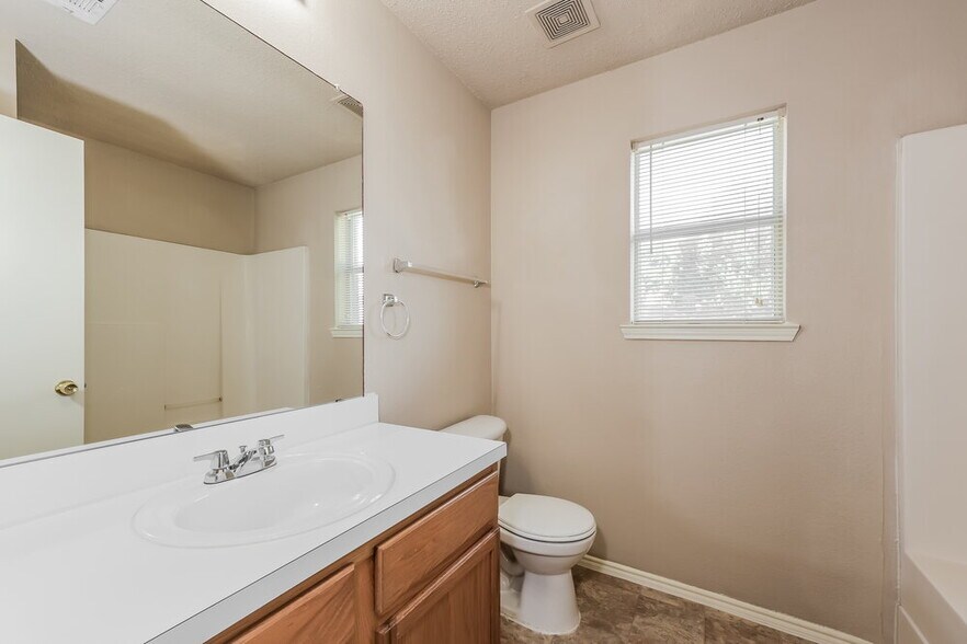 Building Photo - 1013 Crane Cir