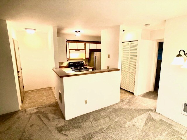 Kitchen breakfast bar - 20905 Fawn Ct