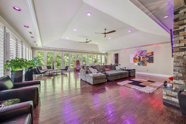 Building Photo - Gorgeous, Fully furnished 3 Bed 3.5 bath h...