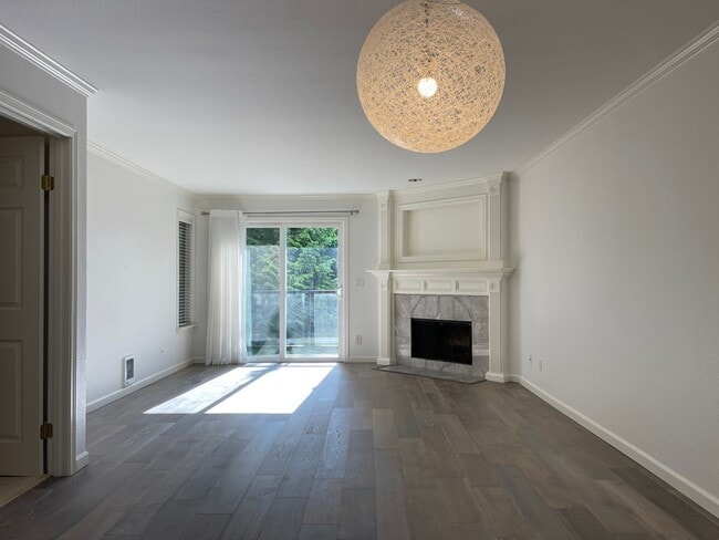 Building Photo - CLICK "REQUEST A TOUR" NOW!