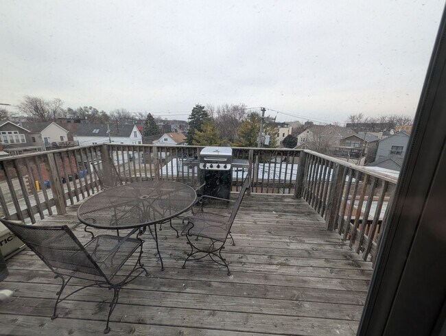 Building Photo - Rarely on the Market! Luxury 4-Bed/3-Bath Duplex in Lincoln Park