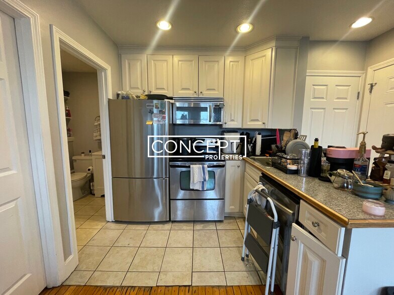 Building Photo - 1 Centre St Ter