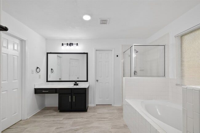 Building Photo - 15807 Sonoma Park Dr