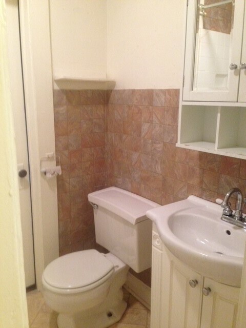 Jack -N- Jill bathroom - 207 E Vermilya Ave