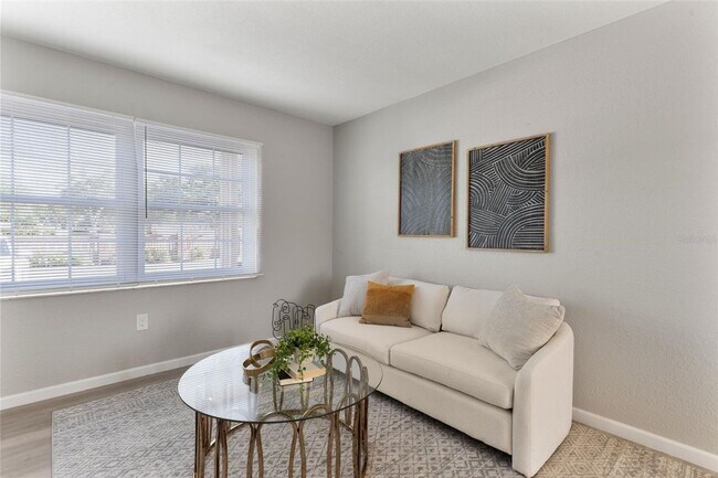 Building Photo - Updated beautiful 2/1 condo