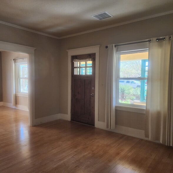 Building Photo - 115 W Vista