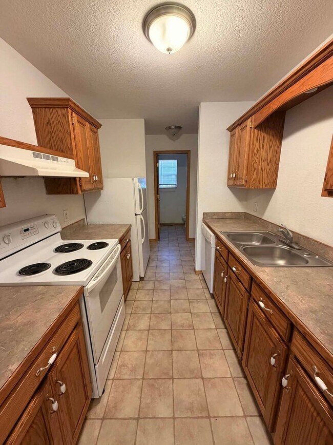 Building Photo - Nice 2 bedroom 1 bath apartment in Joplin, MO - Near MSSU! (Downstairs Unit )