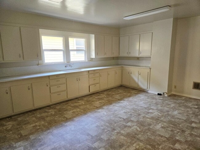 Building Photo - Single Family Home in Scotia!