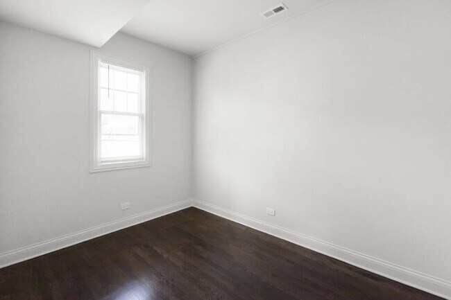 Building Photo - 1 bedroom in Chicago IL 60618