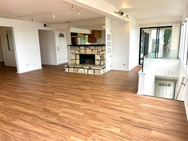 Building Photo - 25072 Alicia Dr
