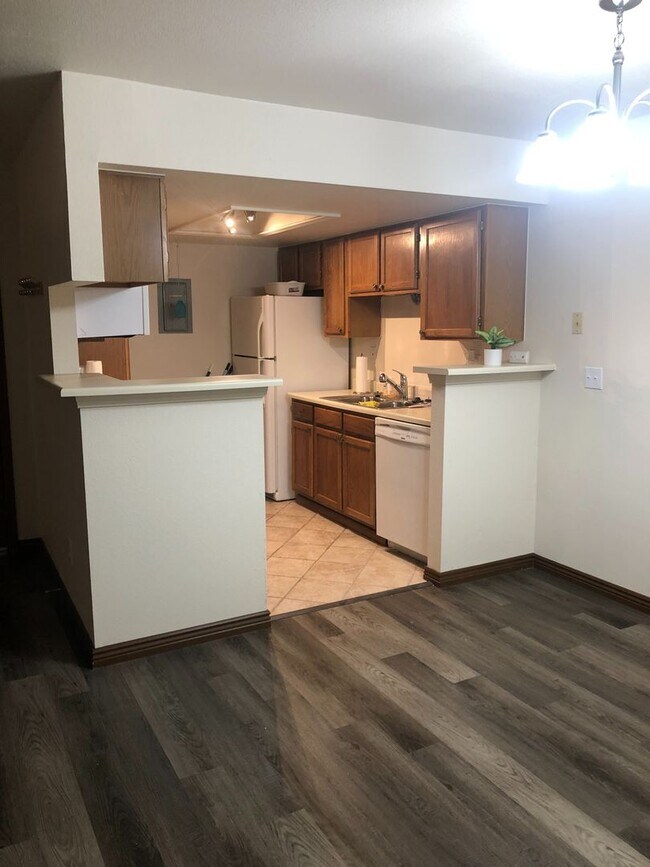Building Photo - Spacious 2-bedroom Condo-Ground level!