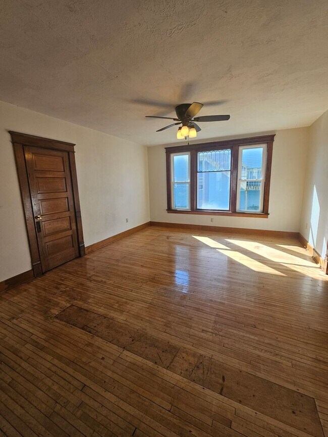 Building Photo - 1-603 1/2 N Superior Ave