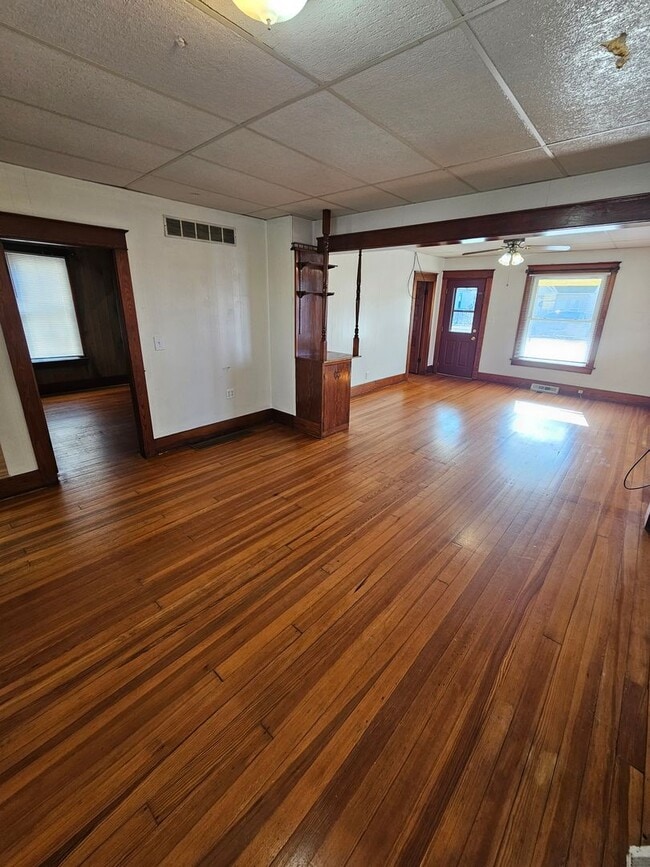 Building Photo - Spacious 2 Bedroom 1 Bath with 2 car Garage