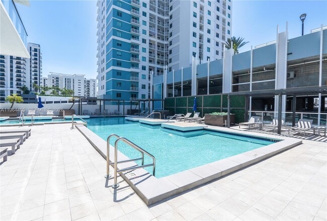 Building Photo - 1010 SW 2nd Ave