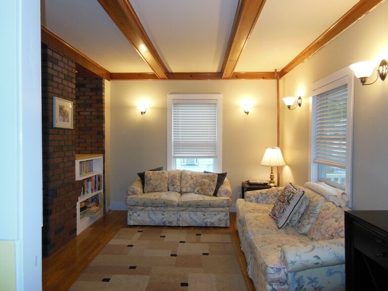 Building Photo - 23 Falkland St