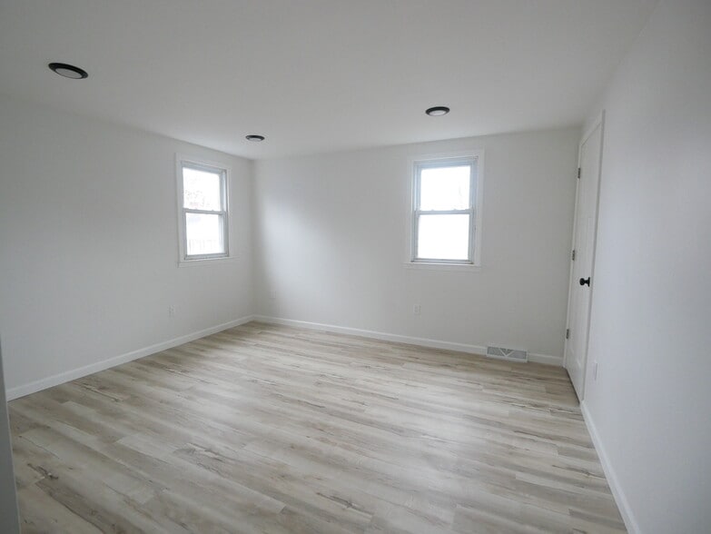 Building Photo - 252 Shields Rd