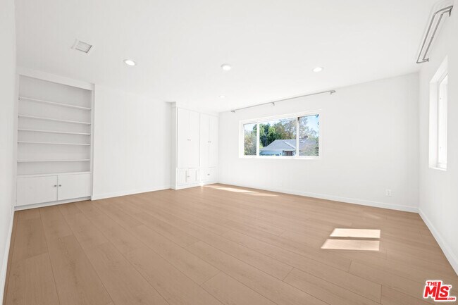 Building Photo - 9717 Cisco St