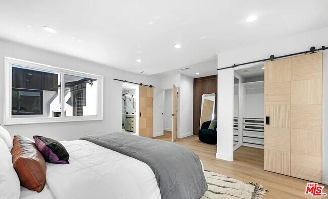 Building Photo - 418 N Bowling Green Way