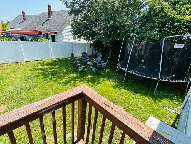 Building Photo - 9 Meadow Ln
