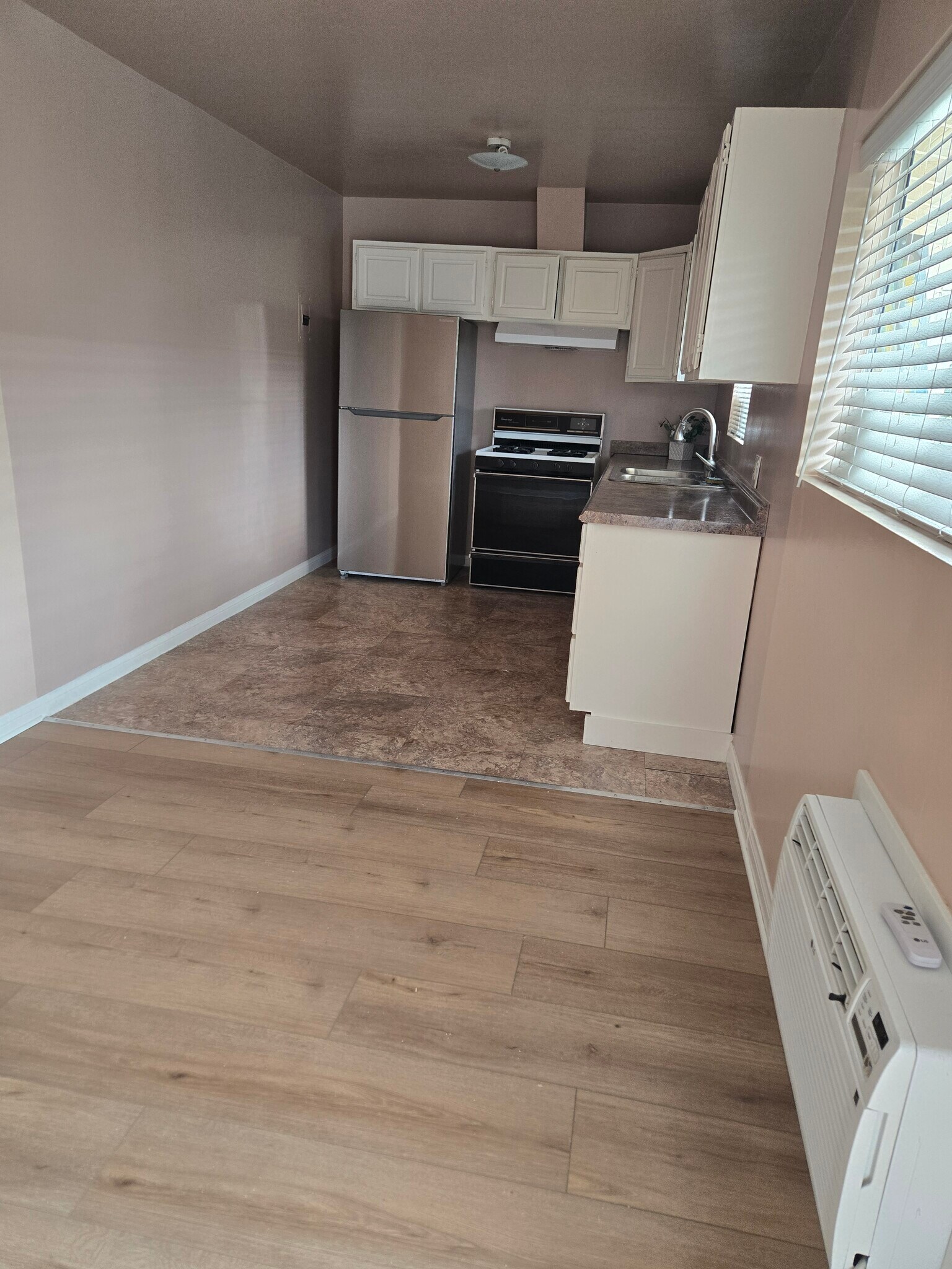 Building Photo - 5723 Hazeltine Ave