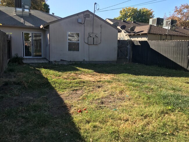 Building Photo - 1714-1716 Madrone Avenue