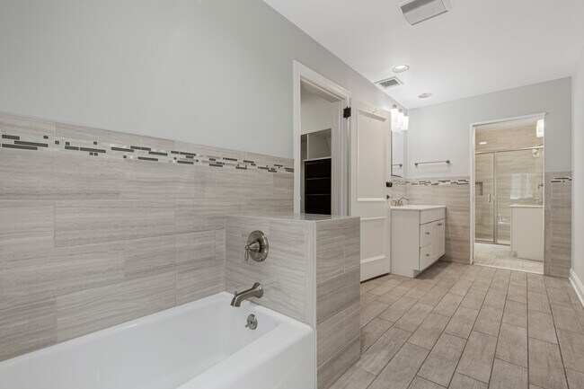 Building Photo - 30 Park Dr N