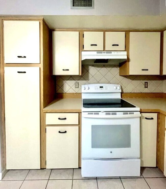 Building Photo - 2053 Oak Meadow Cir