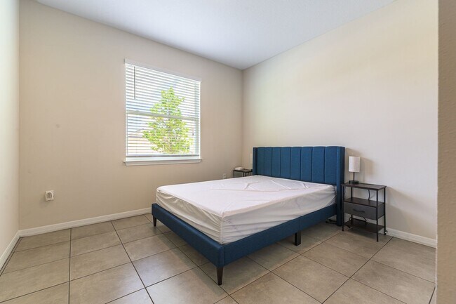 Building Photo - Pet Friendly, Spacious, modern 4 bed home ...