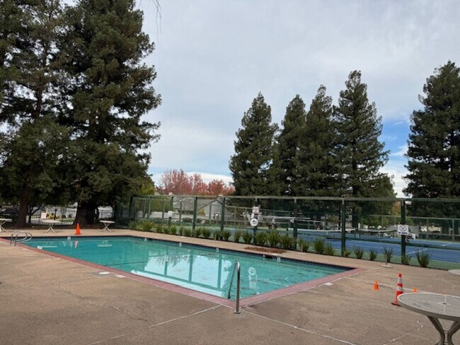 Building Photo - Beautiful 2 bedroom, 2 bath single level t...