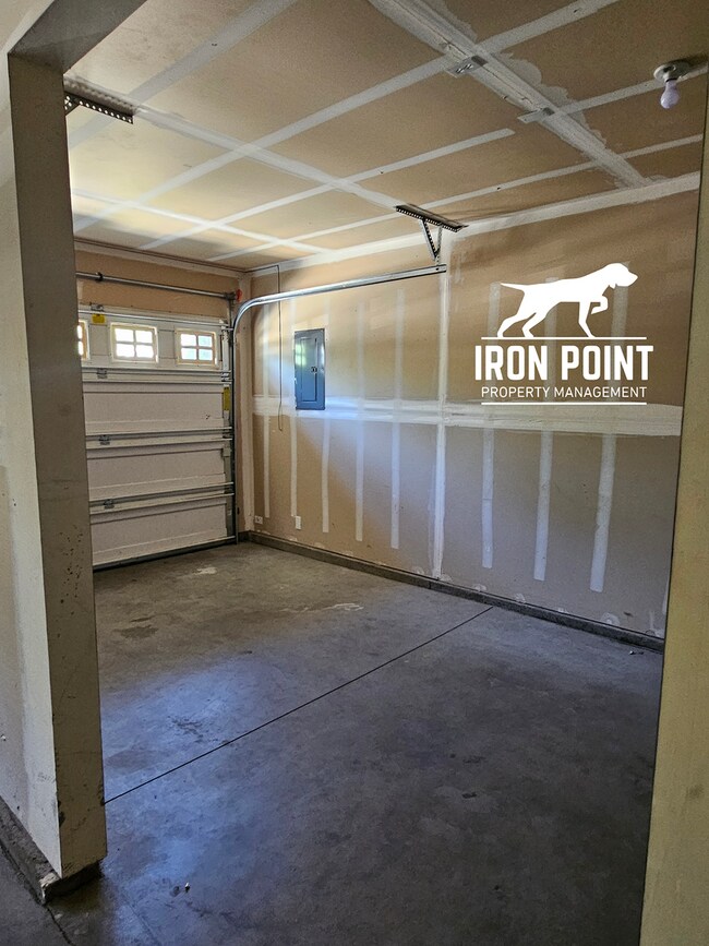 Building Photo - 3bed/2bath w/3 car garage, upstairs bonus room, vaulted ceilings, & fenced yard.