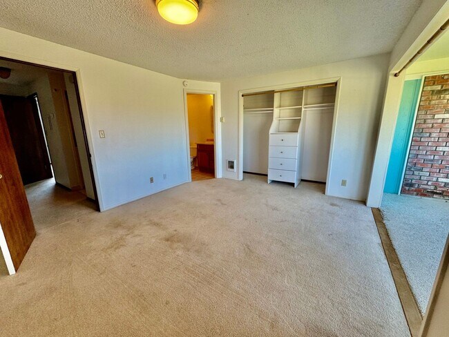 Building Photo - 2 Bedroom Beach Front Condo in Ocean Park!
