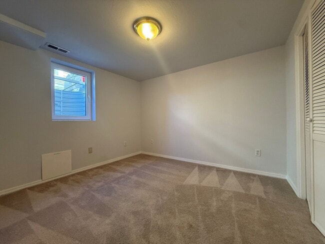 Building Photo - Now renting 4 bedroom House