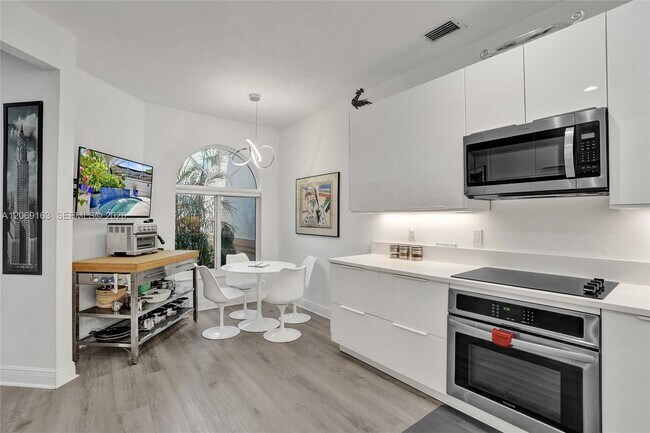 Building Photo - 644 W Palm Aire Dr